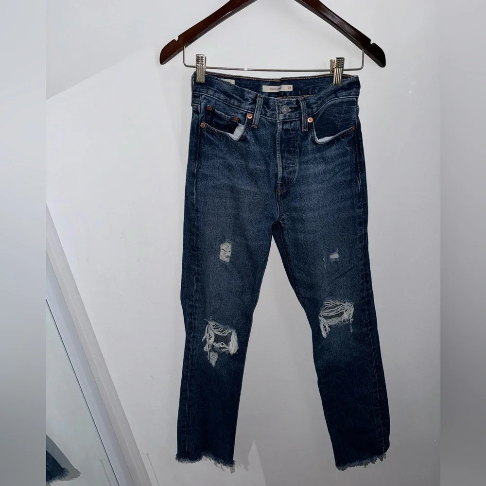 Levi’s Wedgie Icon Fit Medium Wash Distressed Cropped High-Rise Jeans - Picture 4 of 10